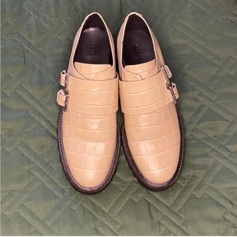 AEROSOLES Tan Crocodile Pattern Loafers